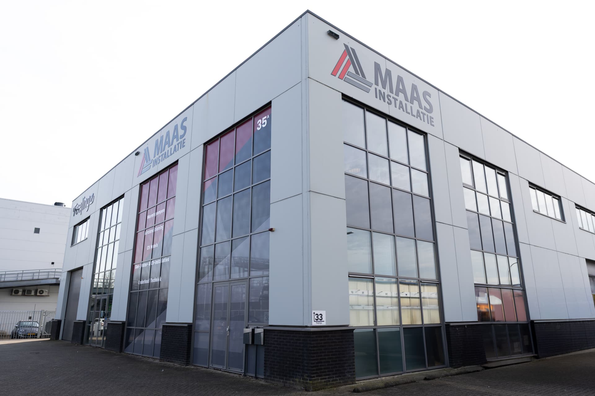 Bedrijfspand van Maas Installatie B.V. aan de Laan van Waalhaven in Den Haag